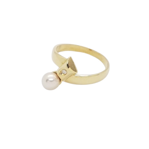 Anillo de oro amarillo con diamante y perla natural cultivada
