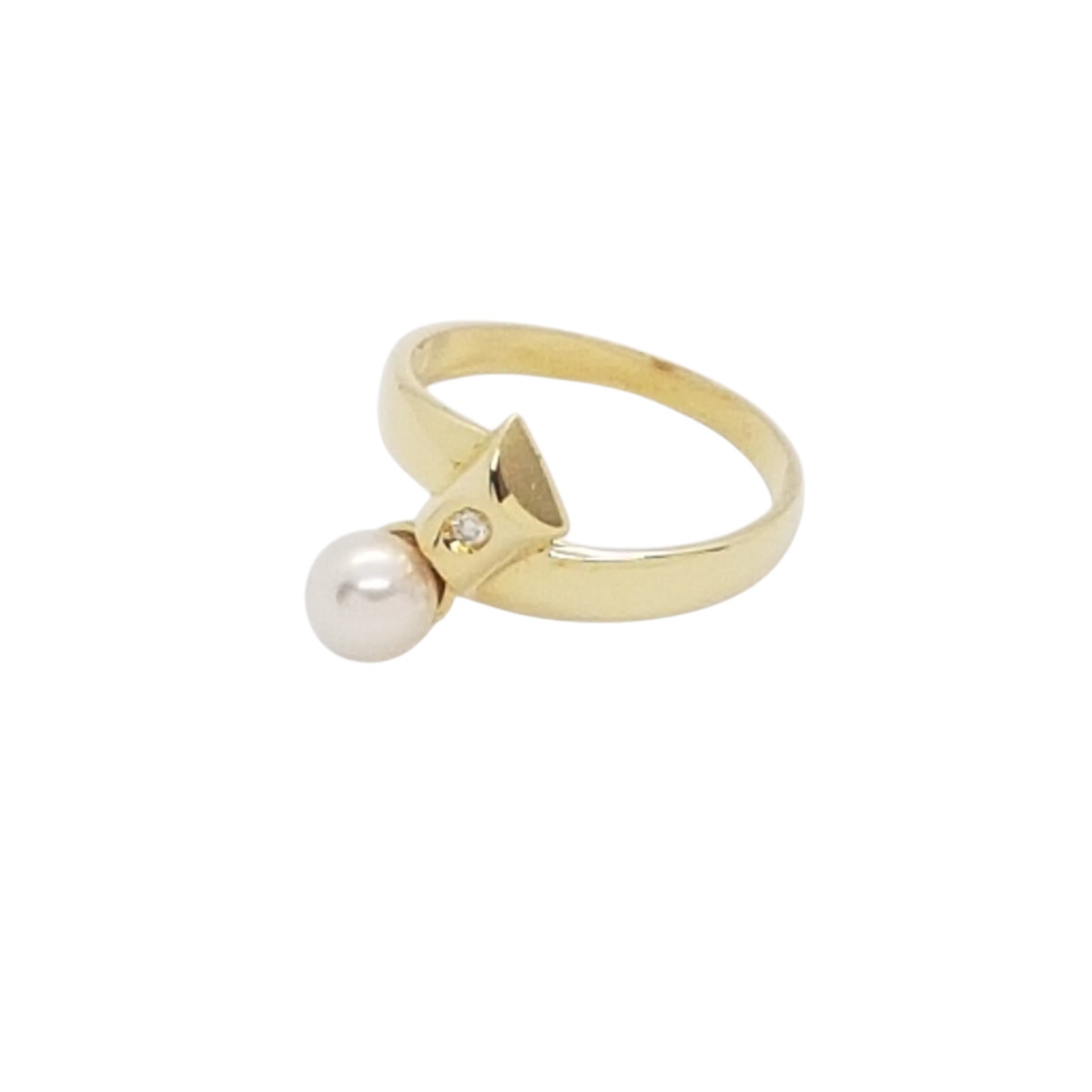 Anillo de oro amarillo con diamante y perla natural cultivada