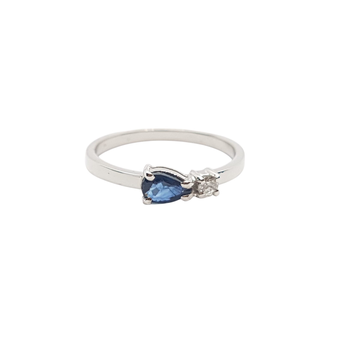 Anillo de oro blanco con zafiro y diamante