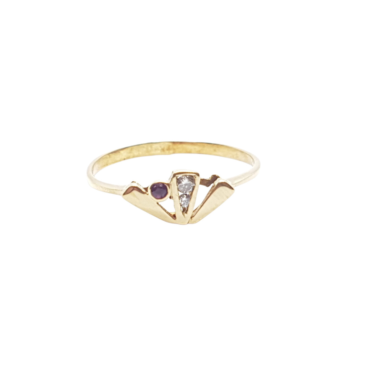 Anillo de oro amarillo con diamantes y rubí