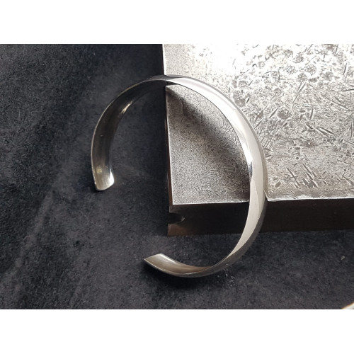 Brazalete rígido de plata