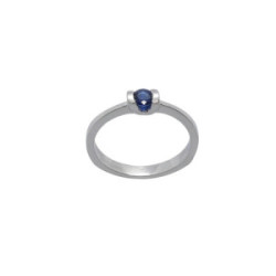 Anillo de oro blanco con zafiro