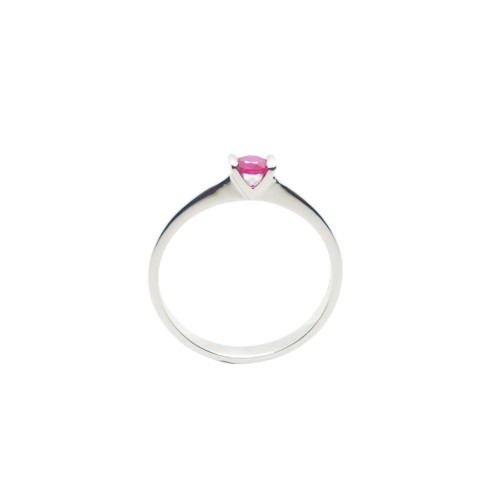 Anillo de oro blanco con rubí