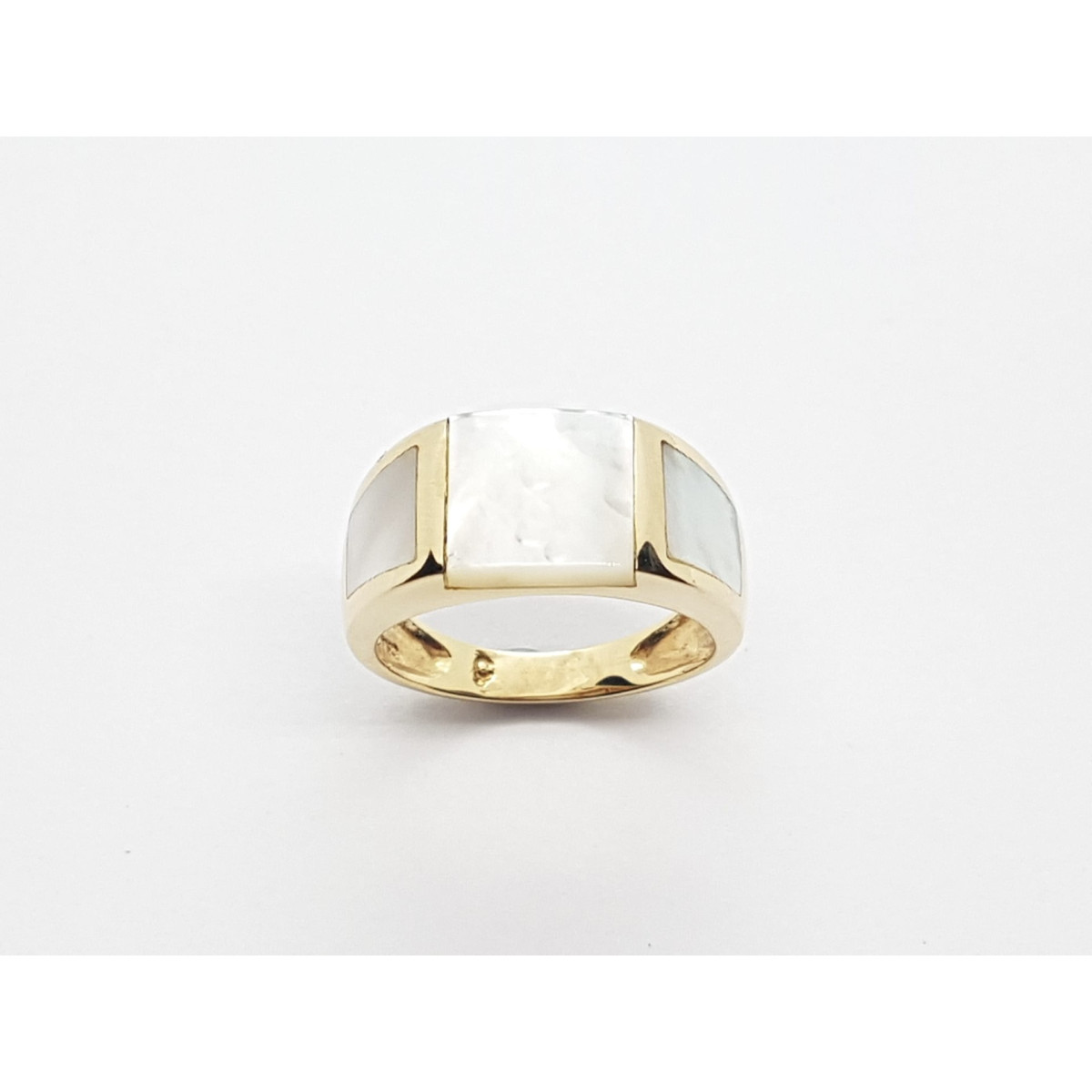 Anillo de oro amarillo con nácar