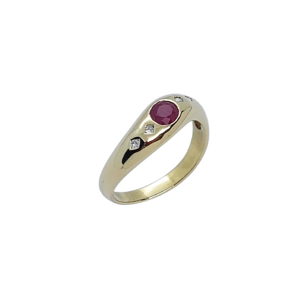 Anillo de oro amarillo con diamantes y rubí