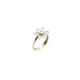 Anillo de oro amarillo con forma de flor y diamante