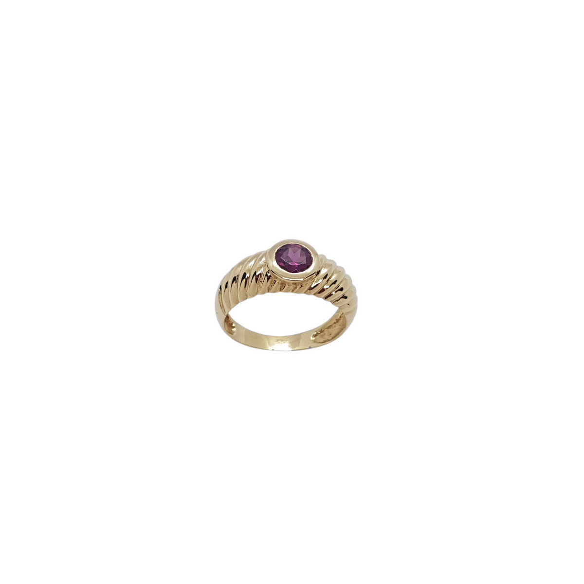Anillo de oro amarillo con granate rodolita