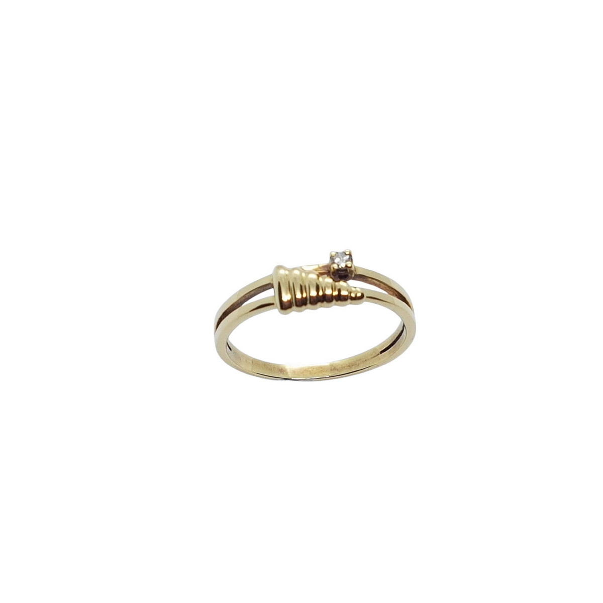 Anillo de oro amarillo y diamante