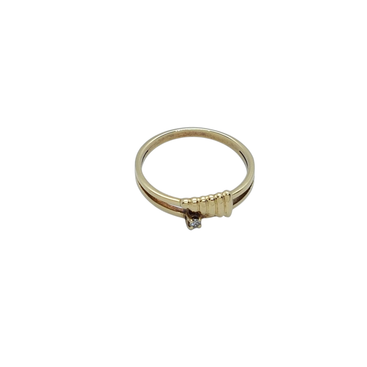 Anillo de oro amarillo y diamante