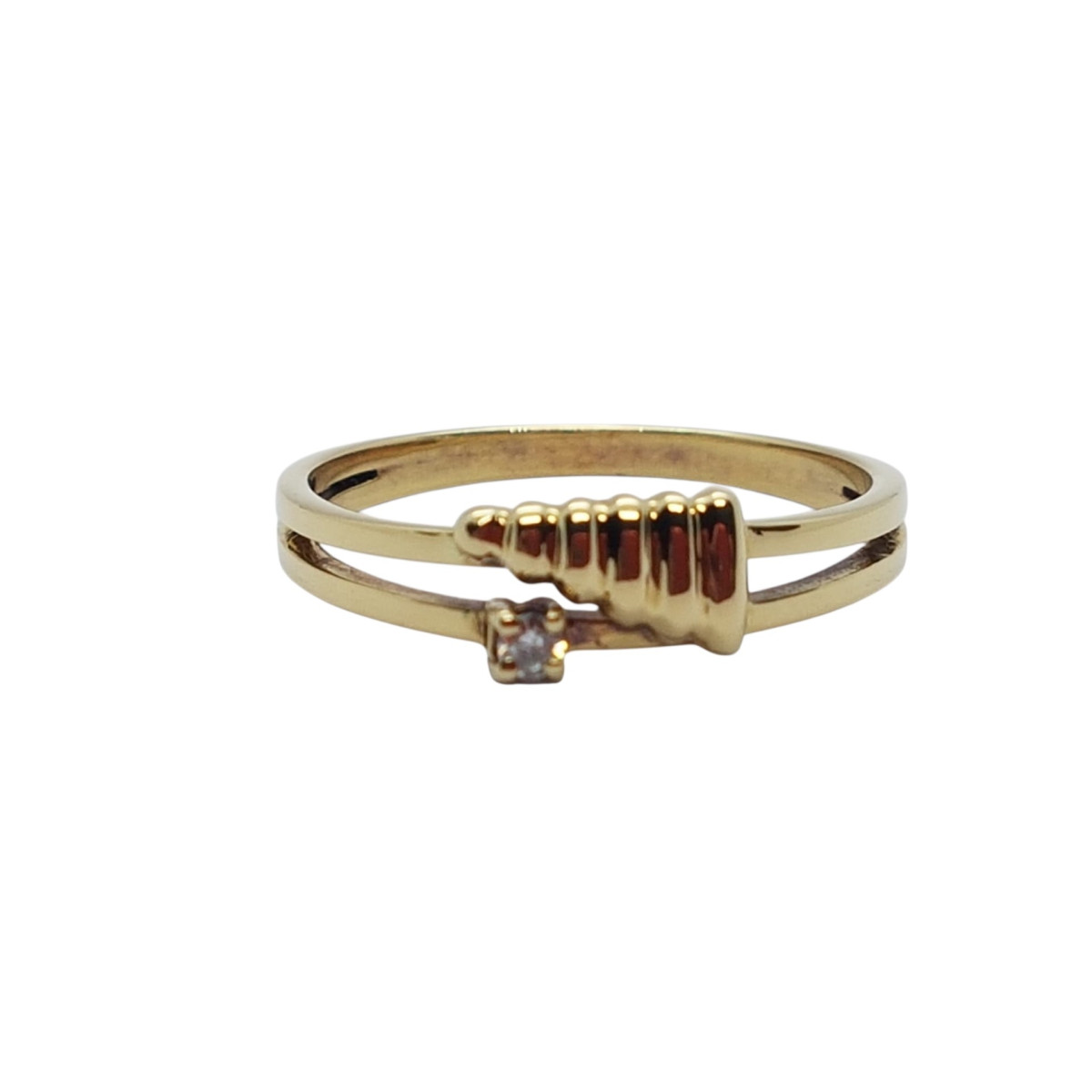 Anillo de oro amarillo y diamante