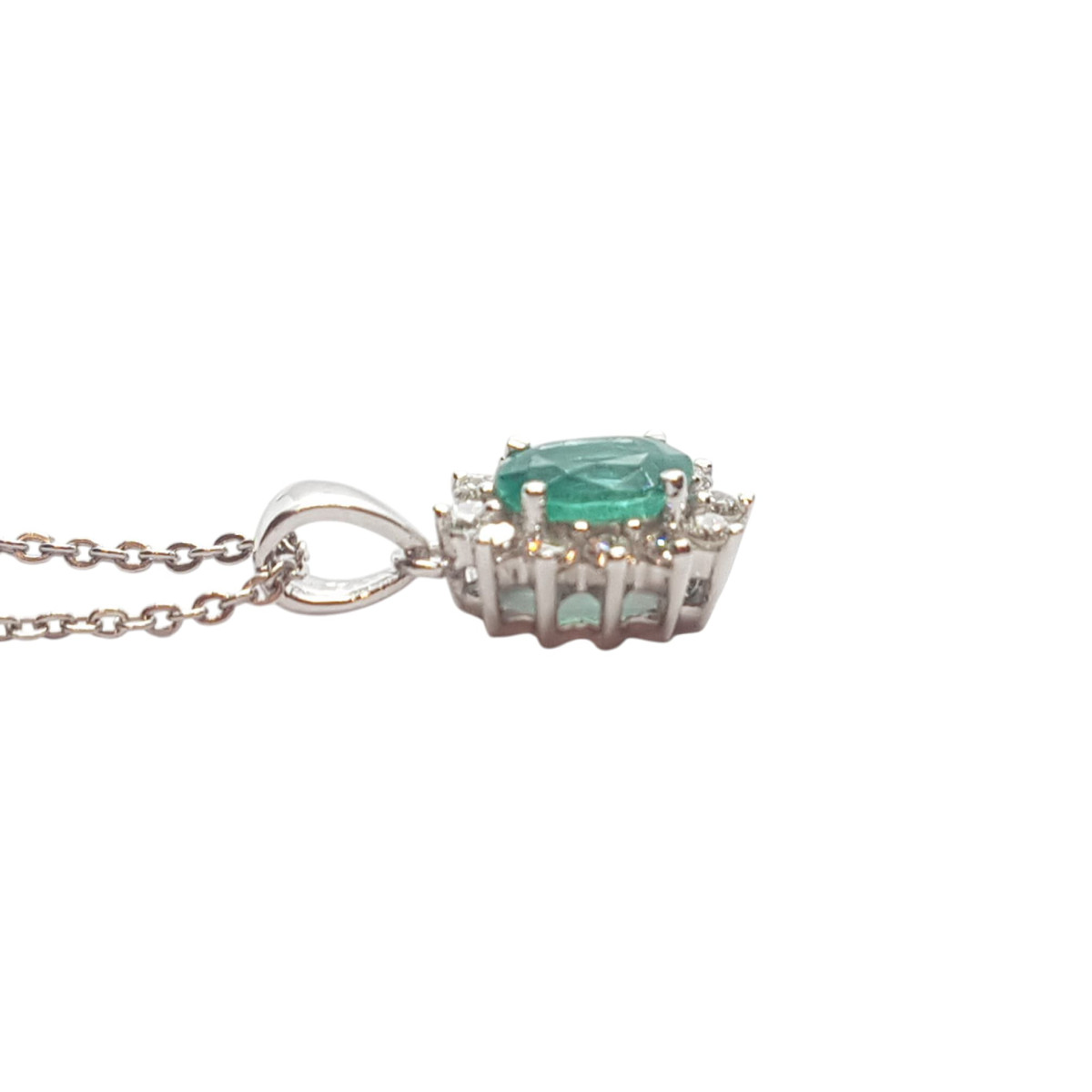 Gargantilla de oro blanco en forma de Rosetón de esmeralda y diamantes