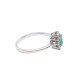 Anillo de oro blanco en forma de Rosetón de esmeralda y diamantes