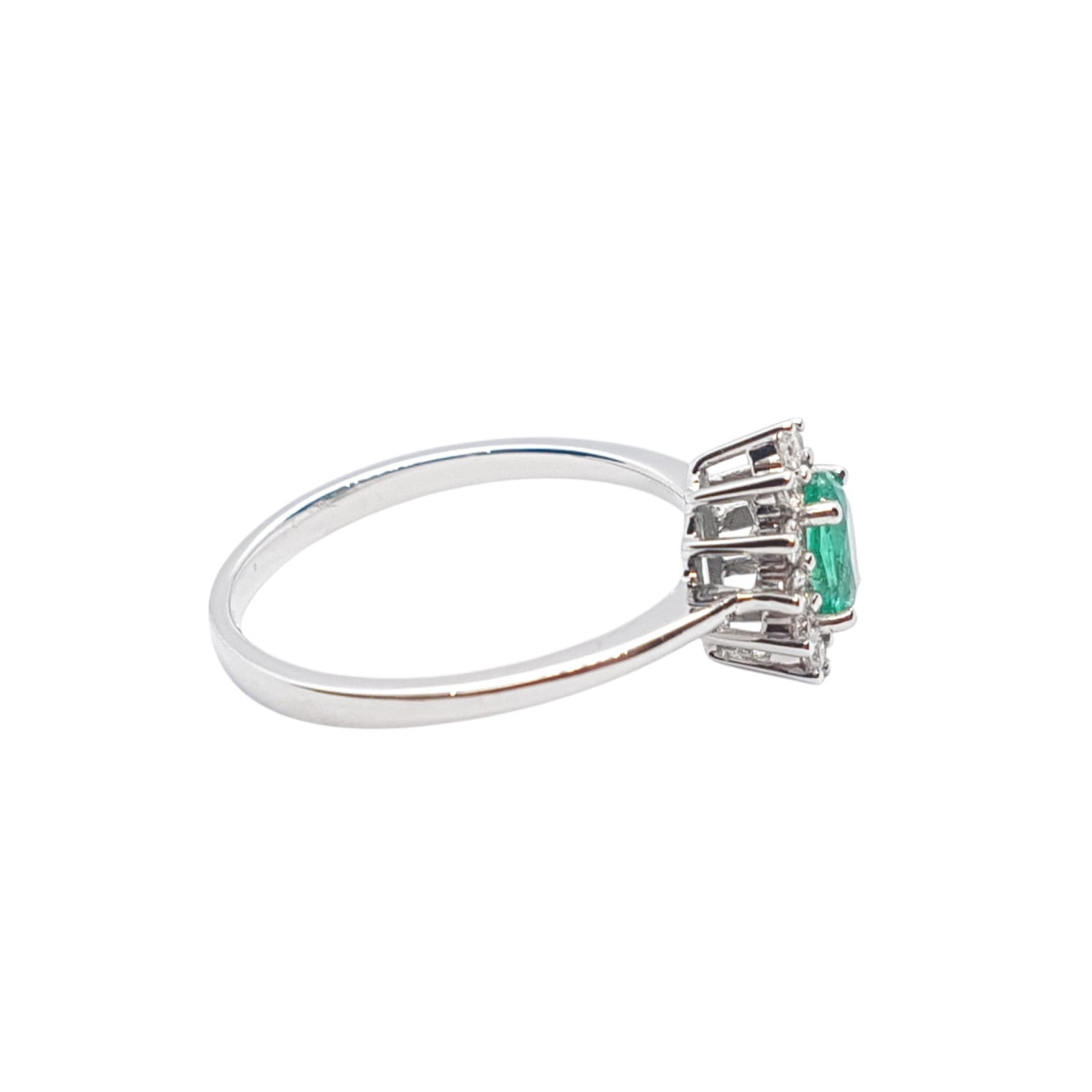 Anillo de oro blanco en forma de Rosetón de esmeralda y diamantes