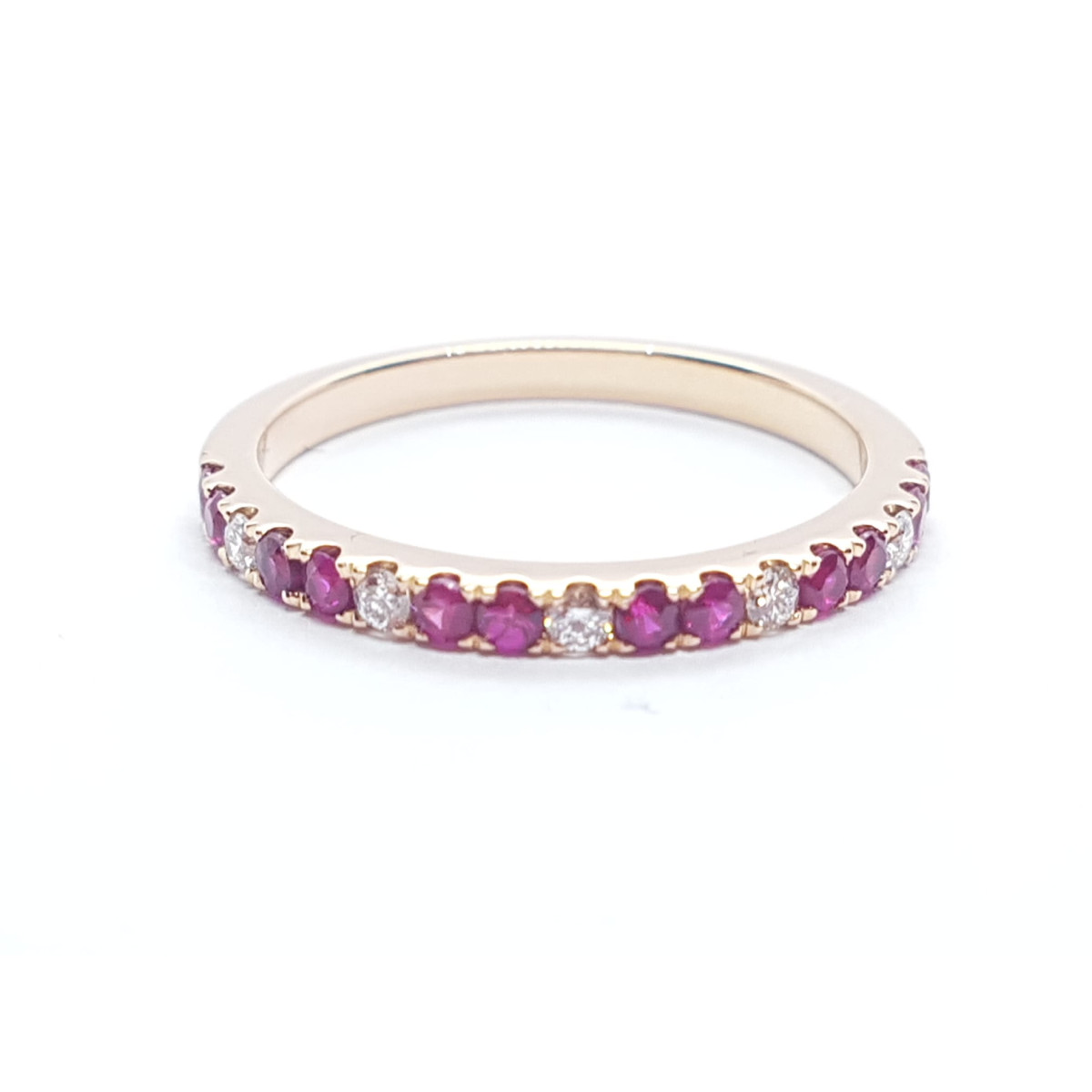 Anillo de oro rosa con diamantes y rubíes