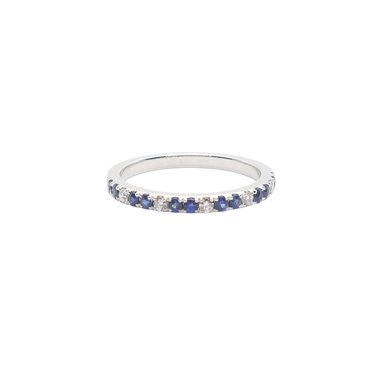 Anillo de oro blanco con diamantes y zafiros