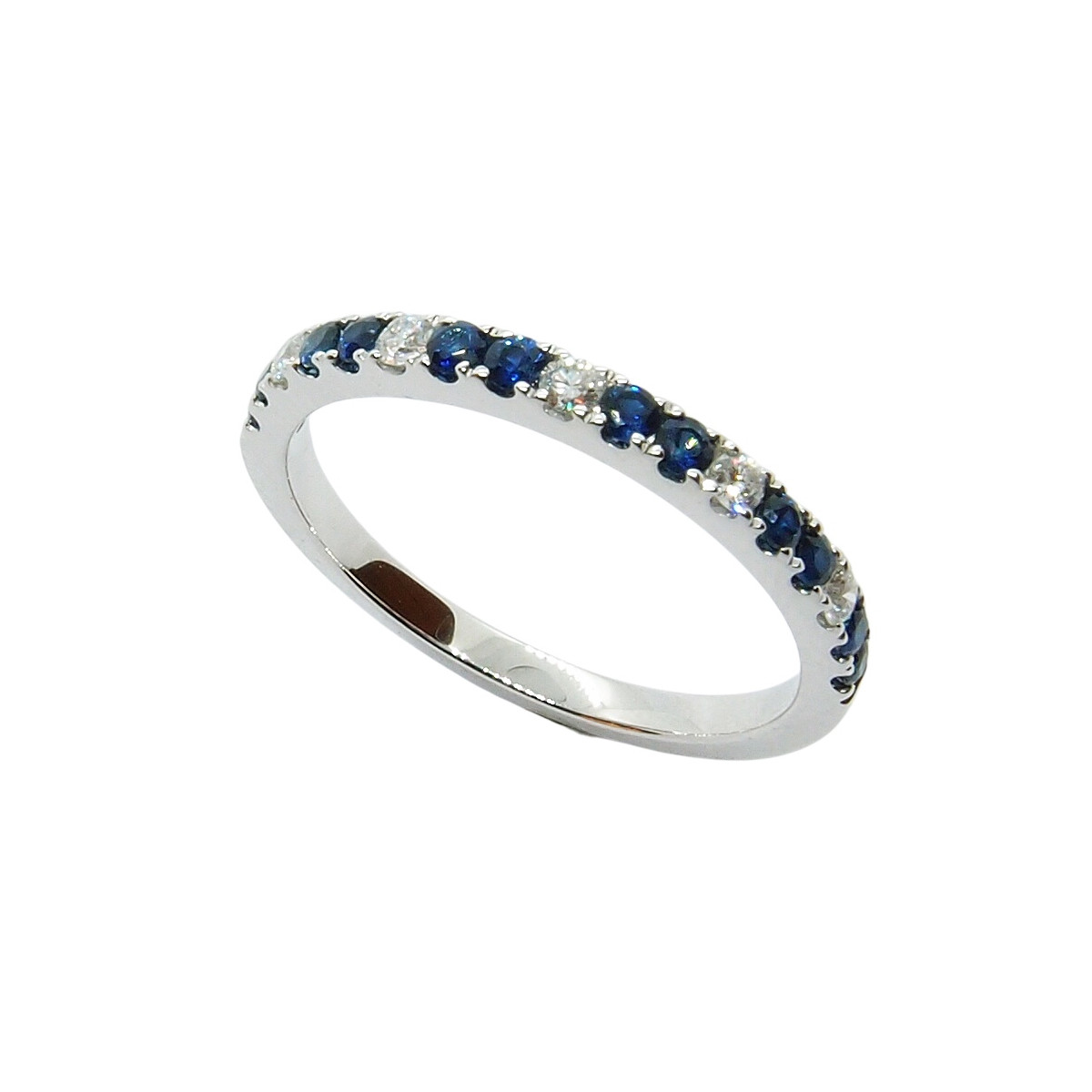 Anillo de oro blanco con diamantes y zafiros