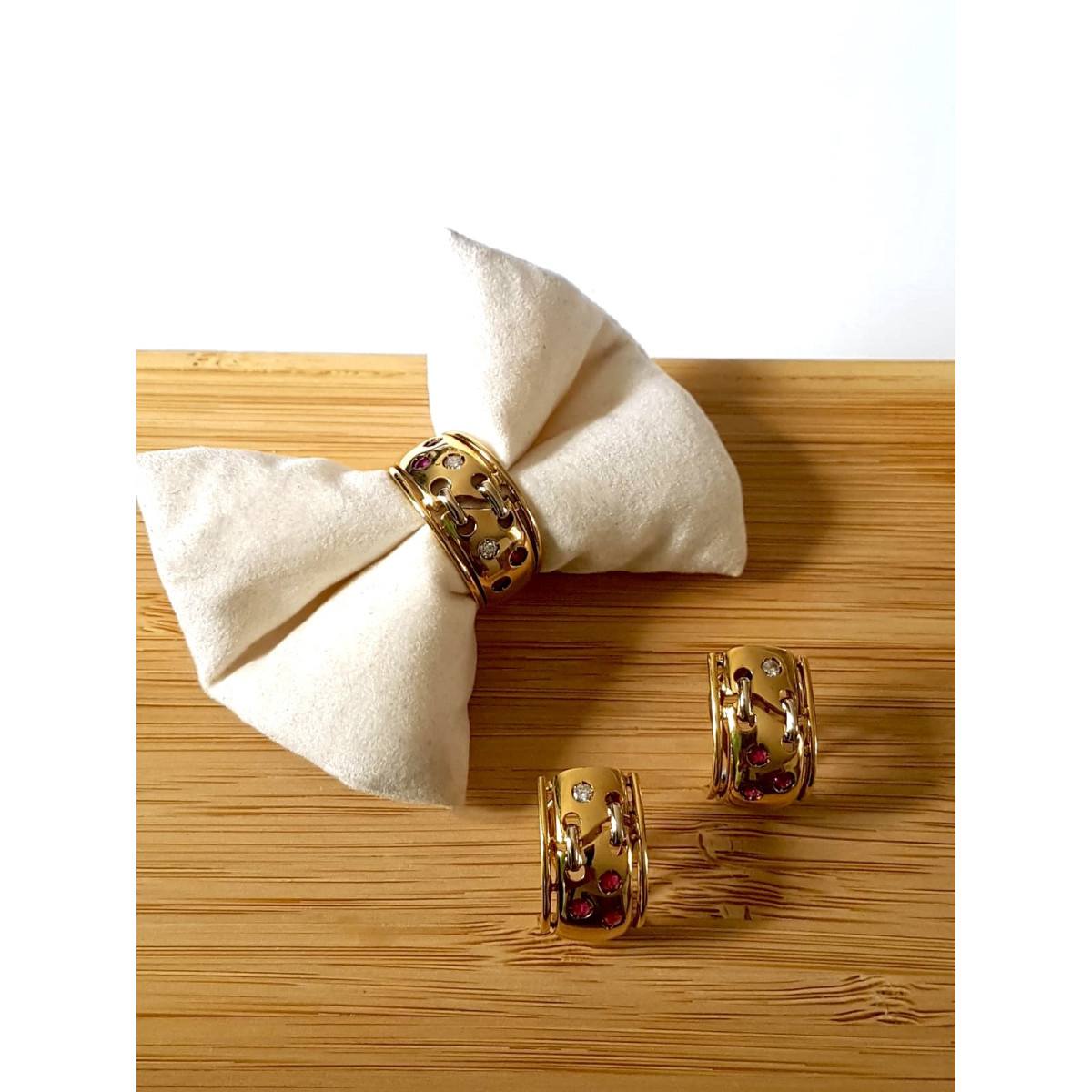 Pendientes de oro amarillo con diamantes y rubíes