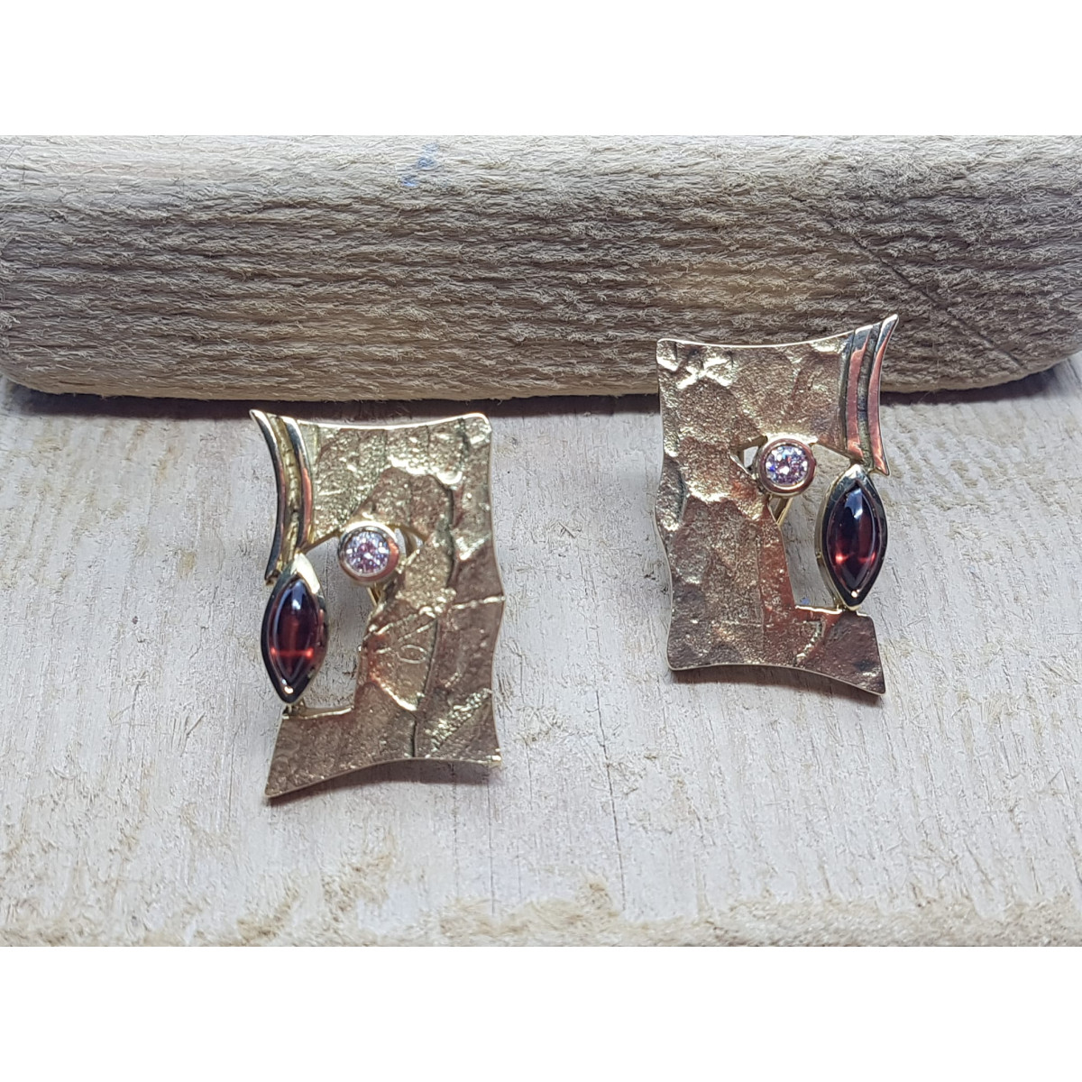 Pendientes de oro amarillo con diamantes y granates