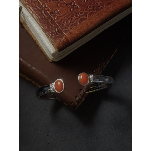 BRAZALETE RÍGIDO DE ORO BLANCO CON DIAMANTES Y CORAL