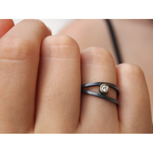 Anillo de plata y oro con diamante
