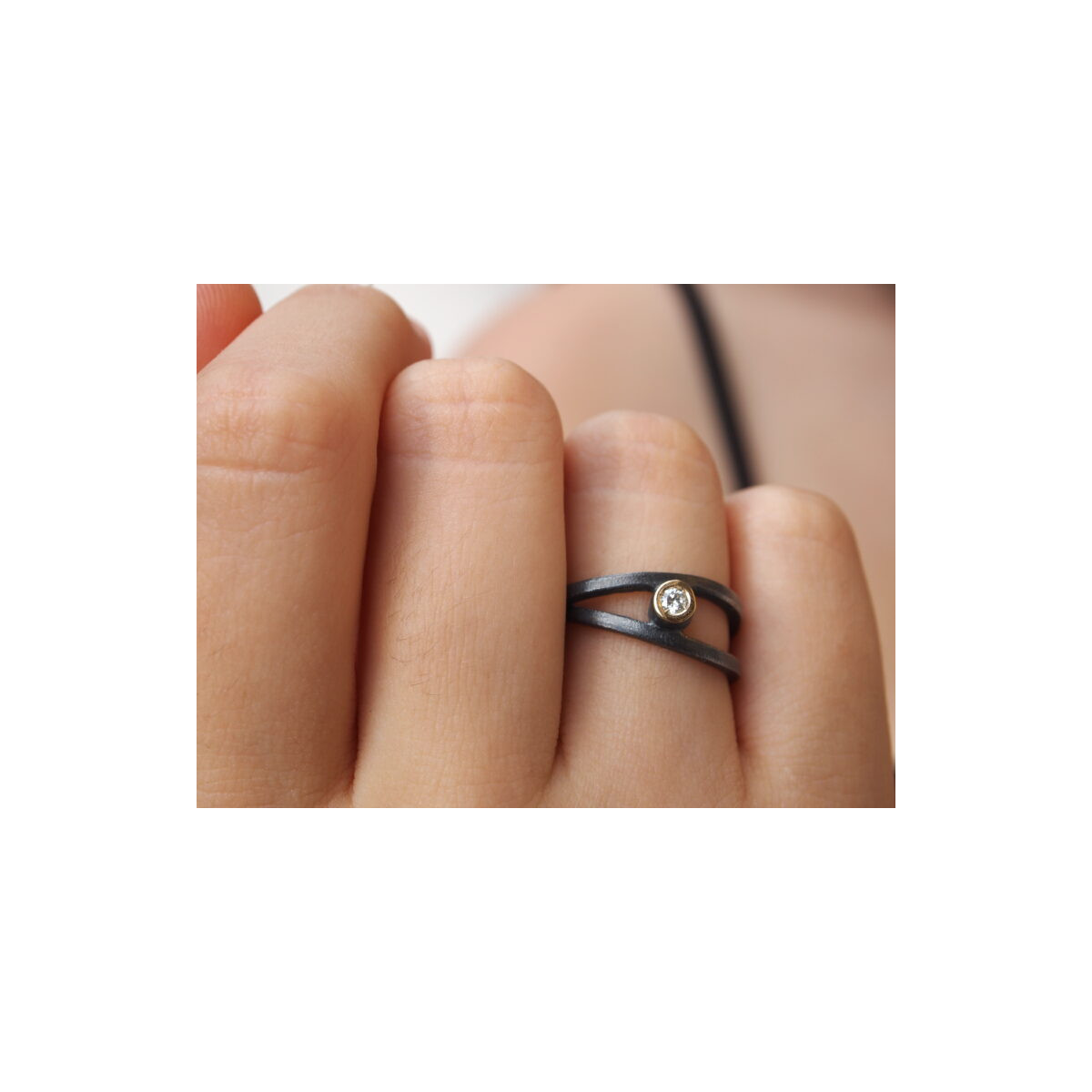 Anillo de plata y oro con diamante