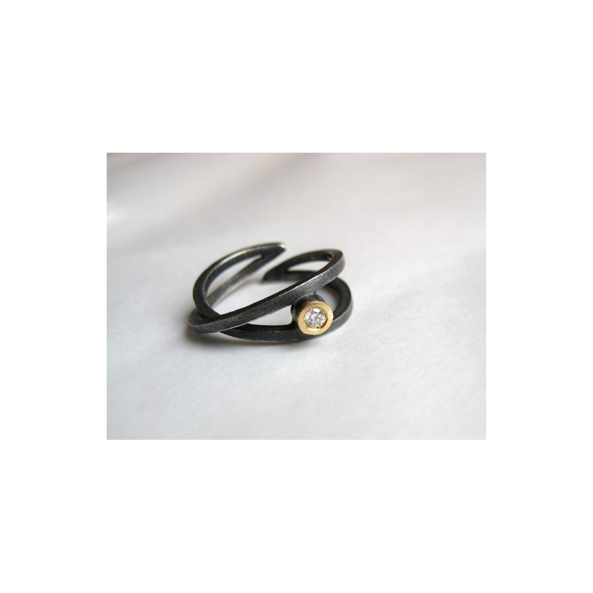Anillo de plata y oro con diamante