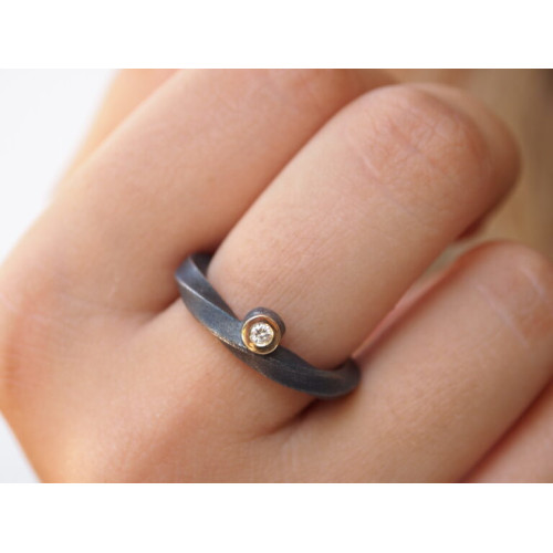 Anillo de plata y oro con diamante