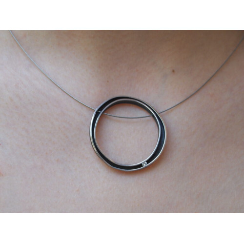 Gargantilla de plata con diamante