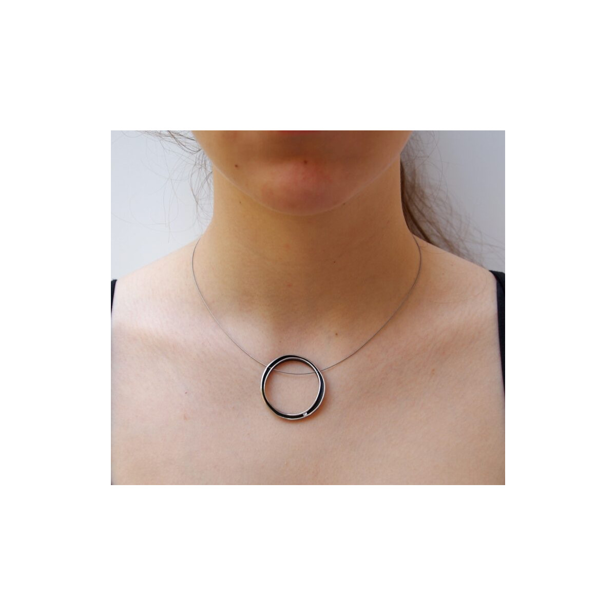 Gargantilla de plata con diamante