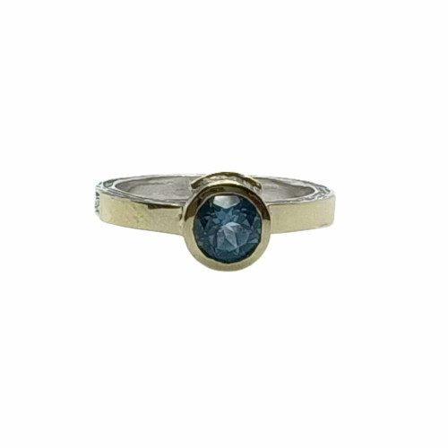 Anillo de plata y oro con topacio azul