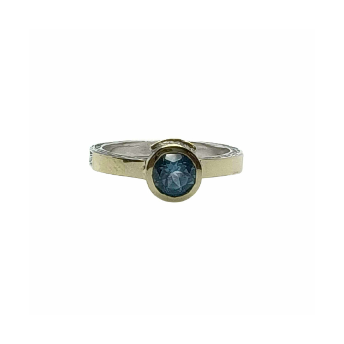 Anillo de plata y oro con topacio azul