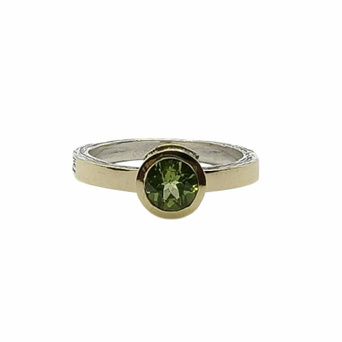 Anillo de plata y oro con peridoto