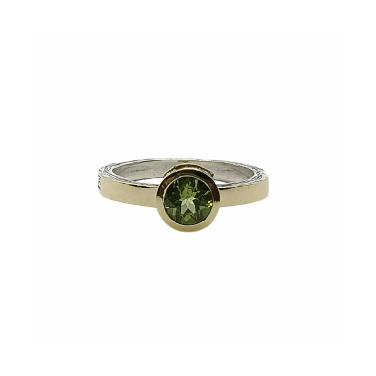 Anillo de plata y oro con peridoto