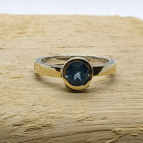 Anillo de plata y oro con topacio azul