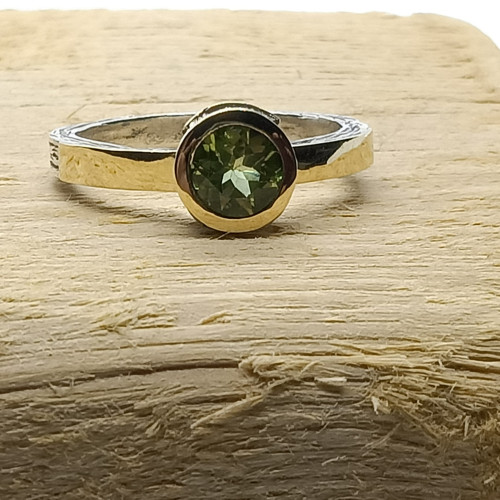 Anillo de plata y oro con peridoto