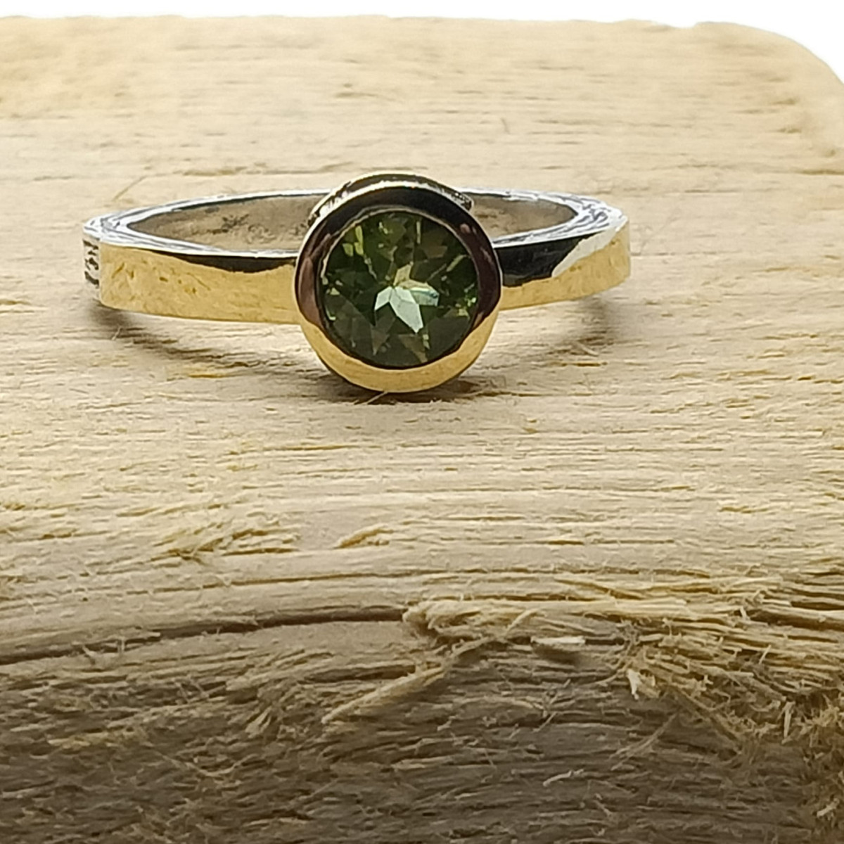Anillo de plata y oro con peridoto