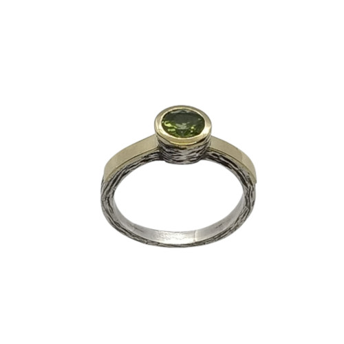 Anillo de plata y oro con peridoto