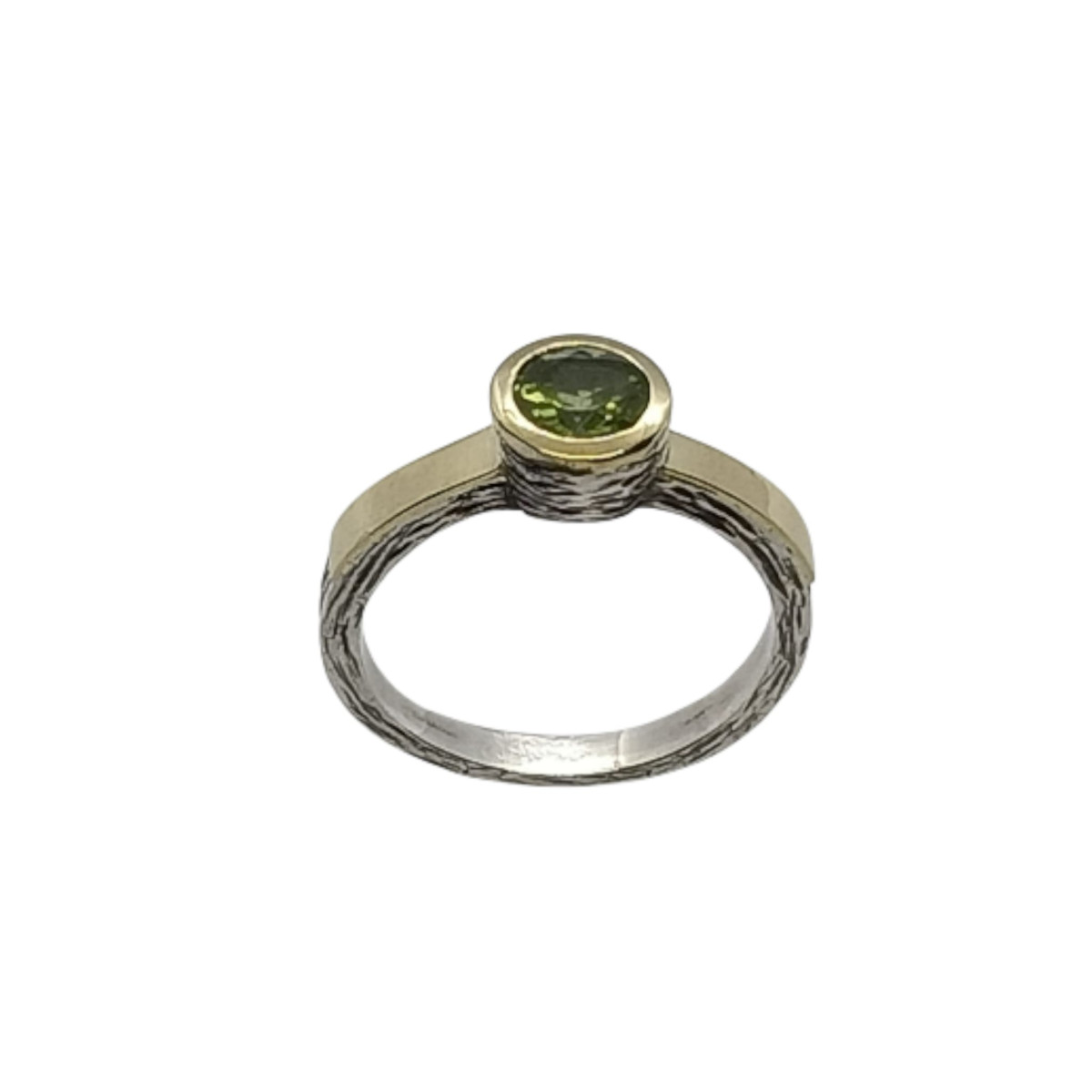 Anillo de plata y oro con peridoto