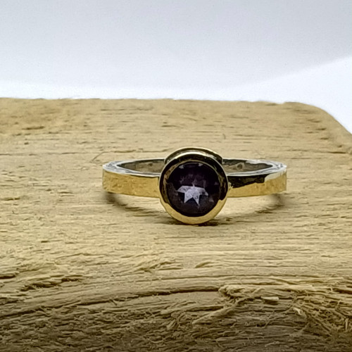 Anillo de plata y oro con amatista