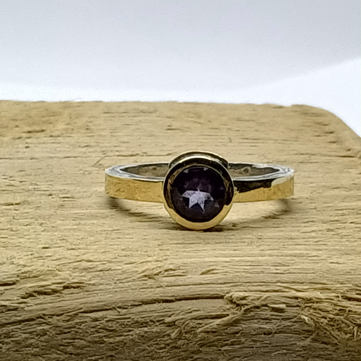 Anillo de plata y oro con amatista