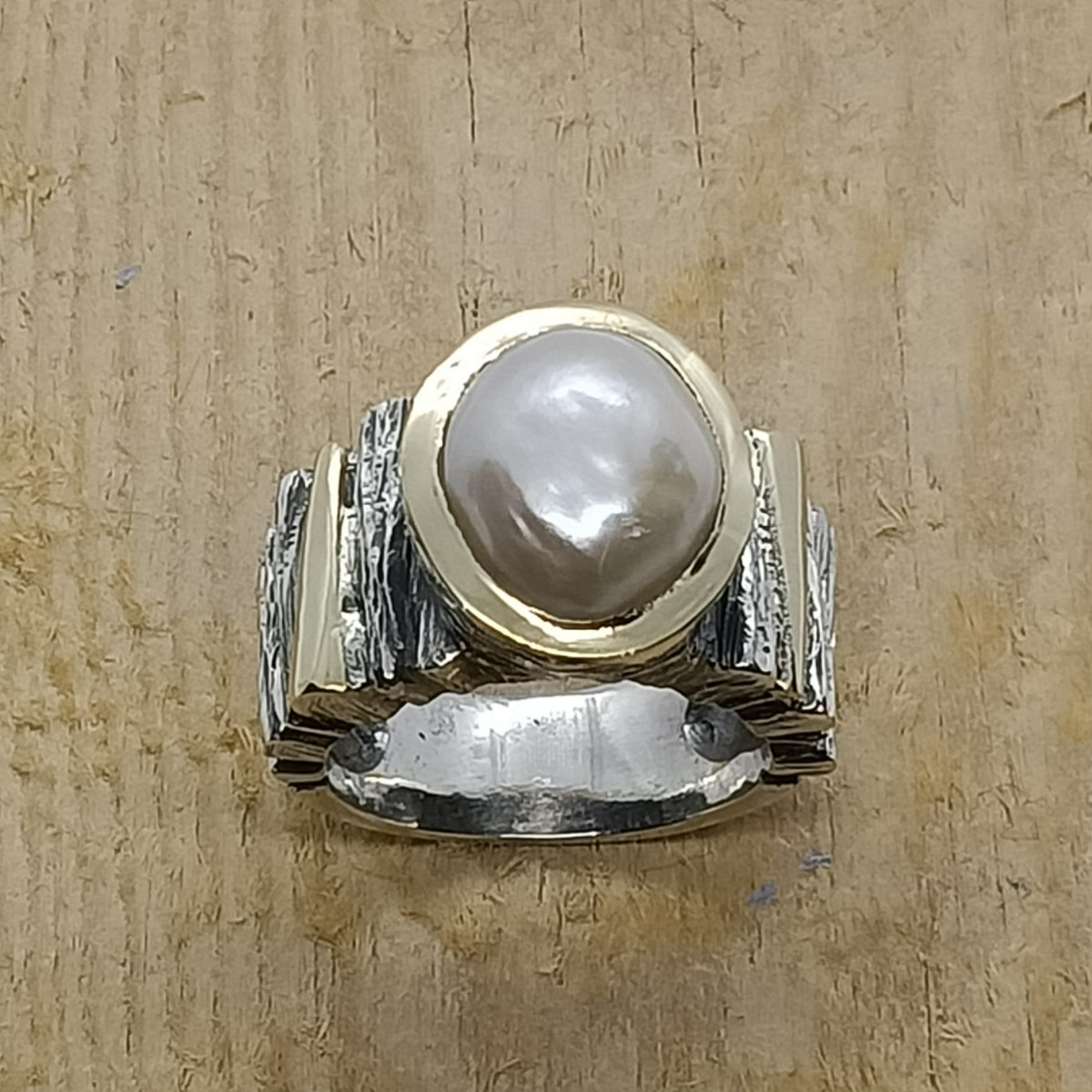 Anillo de plata y oro con perla