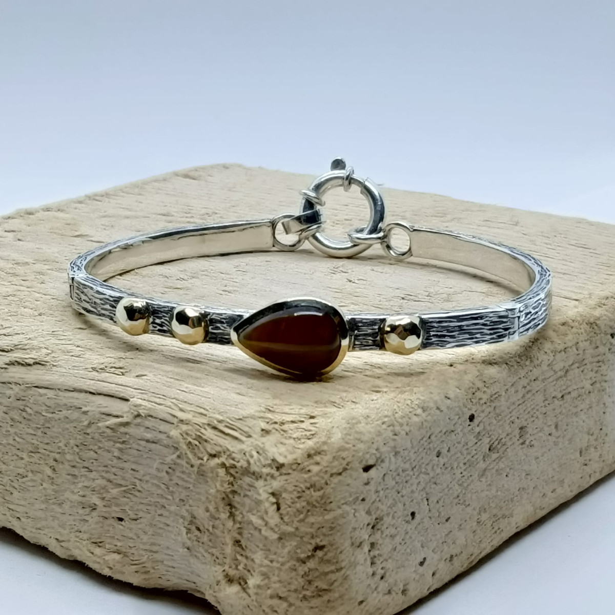 Pulsera de plata y oro con ojo de tigre