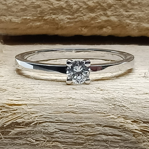 Anillo de compromiso de oro blanco con diamante