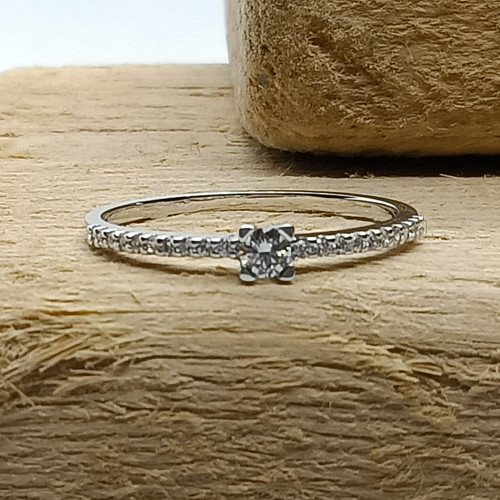 Anillo de compromiso de oro blanco con diamantes