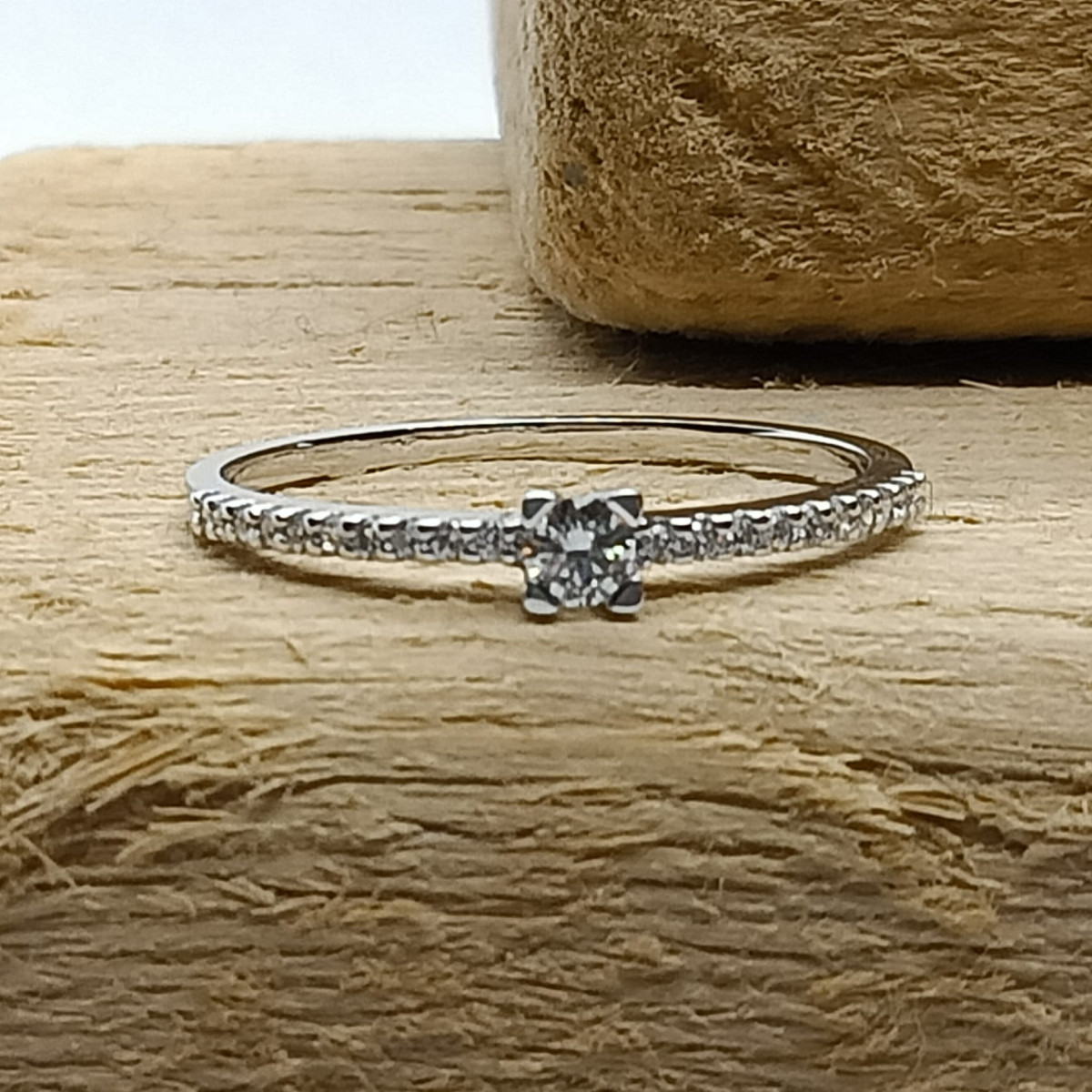 Anillo de compromiso de oro blanco con diamantes