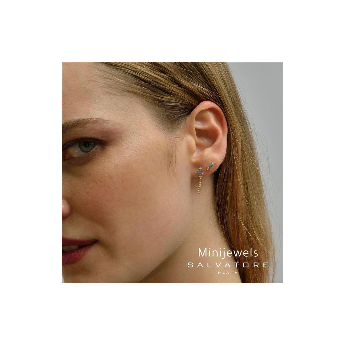 Pendiente pequeño con circonitas azules