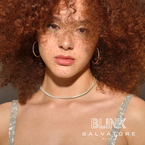 Pendiente estilo aros con circonitas