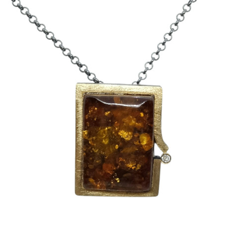 Colgante de plata y oro con ámbar y diamante