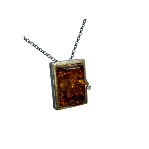 Colgante de plata y oro con ámbar y diamante