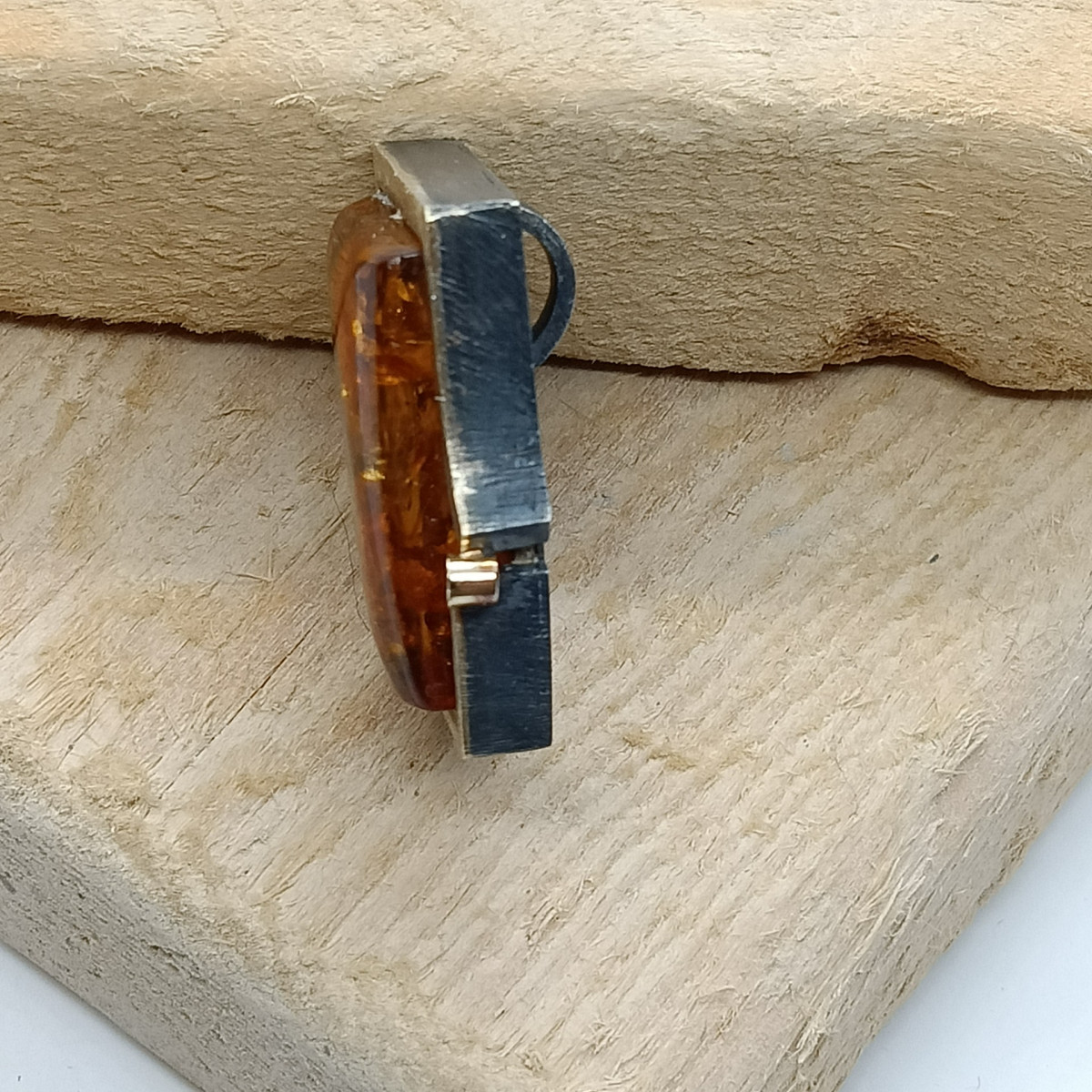 Colgante de plata y oro con ámbar y diamante